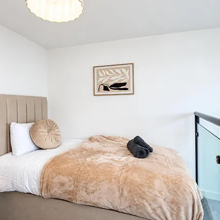 Skyline Penthouse I Free Parking I Sleeps 7 Apartment